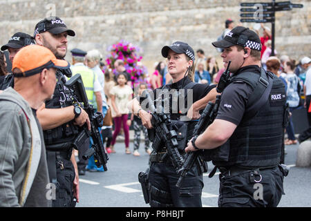 Windsor, Royaume-Uni. 12 juillet, 2018. Les agents de police lourdement armées à partir de la Thames Valley Police en service à l'extérieur du château de Windsor pour la relève de la garde. Les arrangements en matière de sécurité devraient être à l'honneur demain pour la visite de M. Trump au château de Windsor en tant que client de la Reine. Credit : Mark Kerrison/Alamy Live News Banque D'Images