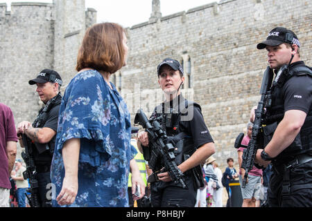 Windsor, Royaume-Uni. 12 juillet, 2018. Les agents de police lourdement armées à partir de la Thames Valley Police en service à l'extérieur du château de Windsor pour la relève de la garde. Les arrangements en matière de sécurité devraient être à l'honneur demain pour la visite de M. Trump au château de Windsor en tant que client de la Reine. Credit : Mark Kerrison/Alamy Live News Banque D'Images