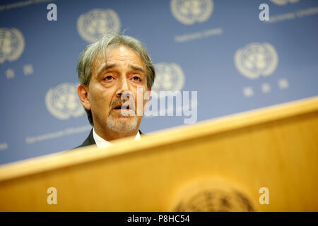 Organisation des Nations Unies, le rapport de la FICR au siège des Nations Unies à New York. 10 juillet, 2018. Francesco Rocca, Président de Fédération internationale des Sociétés de la Croix-Rouge et du Croissant-Rouge (FICR), des réunions de presse sur le rapport de la FICR au siège des Nations Unies à New York, le 10 juillet 2018. Un nouveau rapport de l'IFRC demande aux gouvernements de supprimer les obstacles qui empêchent les migrants vulnérables d'accéder aux services de base et l'aide humanitaire. Credit : Muzi Li/Xinhua/Alamy Live News Banque D'Images