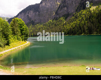 Le beau vert eaux du Lac de Montriond en été près de Morzine Haute Savoie Portes du Soleil France Banque D'Images