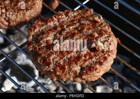 Close up de bœuf ou de porc barbecue la Viande pour hamburger hamburgers préparés grillées sur barbecue, high angle view Banque D'Images