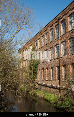 Warehouse à côté de la rivière Stour , Kidderminster, Worcestershire, Angleterre, Europe Banque D'Images