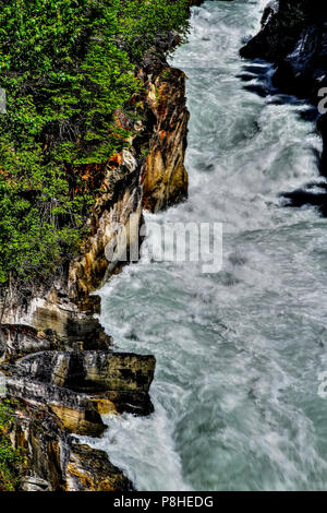 Beauté naturelle de la rivière Bull, au plus haut niveau, rage à ruggd montagne canyon, près veiw de la Colombie-Britannique, Canada Banque D'Images