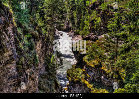 Beauté naturelle de la rivière Bull, au plus haut niveau, rage à ruggd montagne canyon, en Colombie-Britannique, Canada Banque D'Images