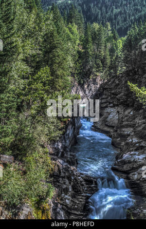 Beauté naturelle de la rivière Bull, au plus haut niveau, rage à ruggd montagne canyon, en Colombie-Britannique, Canada Banque D'Images