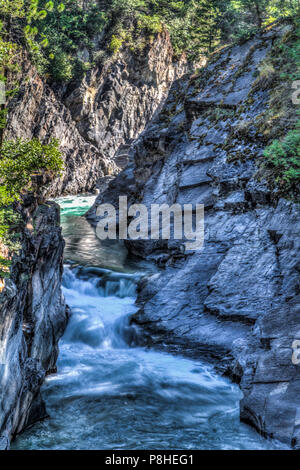 Bull River, au plus haut niveau, rage à ruggd montagne canyon, en Colombie-Britannique, Canada Banque D'Images