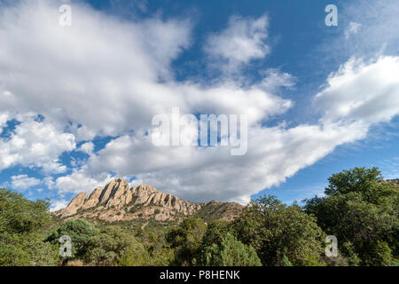 Les formations nuageuses sur Davis Mountains dans le sud-ouest du Texas. Banque D'Images