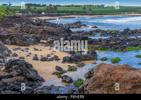 Plage de Ho'okipa, premier arrêt sur la route de Hana tour, célèbre pour les surfeurs et les plages de sable blanc. Banque D'Images