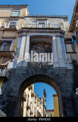 San Gennaro Gate à partir de la 16e siècle et fresque de Mattia Preti 17e siècle, l'une des portes de la vieille ville, Naples, Italie Banque D'Images