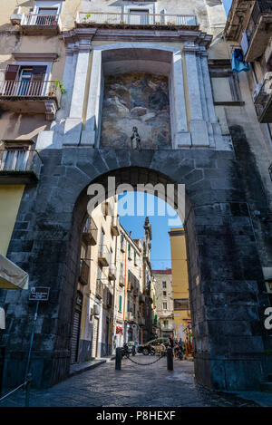 San Gennaro Gate à partir de la 16e siècle et fresque de Mattia Preti 17e siècle, l'une des portes de la vieille ville, Naples, Italie Banque D'Images