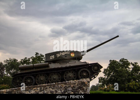 Tank Monument érigé pour commémorer la guerre civile en Transnitria 1992 Tiraspol, capitale de la république séparatiste, avec une inscription à cyrill Banque D'Images