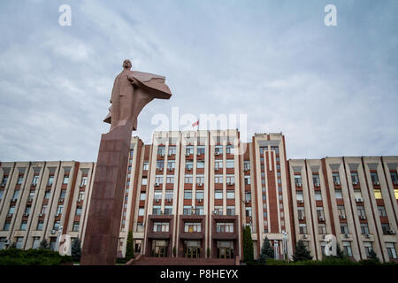 Bâtiment du Parlement européen à la Transnistrie Tiraspol avec une statue de Lénine à l'avant. C'est l'un des principaux monuments de l'auto proclamé habitant Banque D'Images