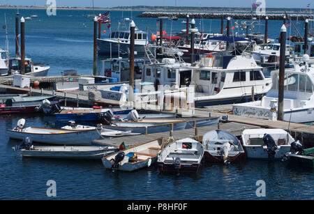 L'esquif à quai à la marina de la ville de Provincetown, Massachusetts, USA un jour d'été. Banque D'Images