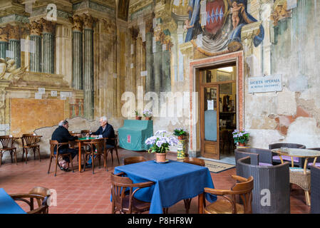 Sedile Dominova, un bâtiment historique avec une loggia ouverte avec fresques d'sert maintenant comme un working men's club, deux vieux hommes jouant aux cartes, Sorrento Banque D'Images