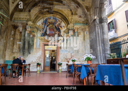 Sedile Dominova, un bâtiment historique avec une loggia ouverte avec fresques d'sert maintenant comme un working men's club, Sorrento, Italie Banque D'Images