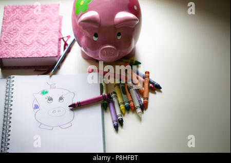 Dessin d'enfant sur un ordinateur portable avec des craies sur le tableau Banque D'Images