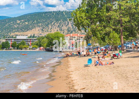 Penticton, Colombie-Britannique / Canada - 7 juillet 2018 : les touristes et les habitants se détendre et profiter d'Okanagan beach au centre-ville de Penticton sur une chaude après-midi d'été Banque D'Images