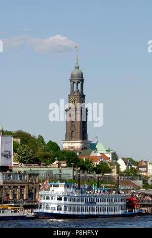 Hafengeburtstag Hamburg. Schlepper tanzen auf der Elbe. Anniversaire du port de Hambourg. Banque D'Images