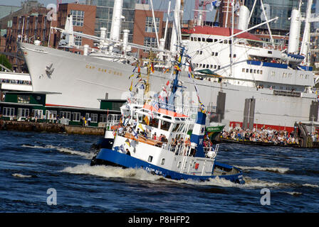 Hafengeburtstag Hamburg. Schlepper tanzen auf der Elbe. Anniversaire du port de Hambourg. Les remorqueurs sont la danse sur l'Elbe. Banque D'Images