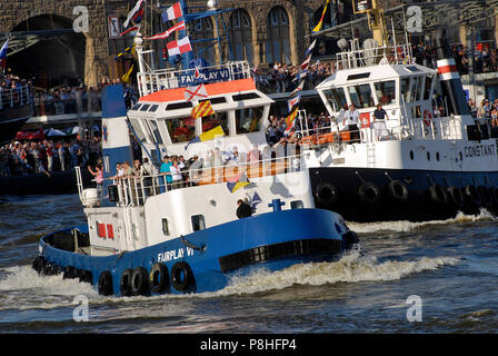 Hafengeburtstag Hamburg. Schlepper tanzen auf der Elbe. Anniversaire du port de Hambourg. Les remorqueurs sont la danse sur l'Elbe. Banque D'Images