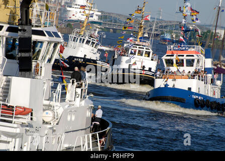 Hafengeburtstag Hamburg. Schlepper tanzen auf der Elbe. Anniversaire du port de Hambourg. Les remorqueurs sont la danse sur l'Elbe. Banque D'Images