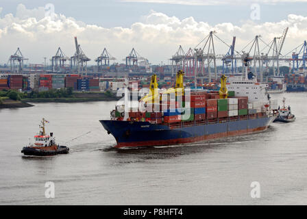 Zwei Schlepper manoevrieren Container-Frachter einen auf der Elbe dans der Hamburger Hafen. Im Hintergrund die Container-Terminals und Eurogate Burchard Banque D'Images