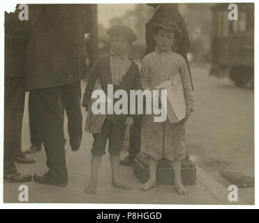 9 ans newsie et son frère âgé de 7 ans.' 'Tough spécimen de Los Angeles newsboys. Voir rapport de la Californie. Banque D'Images