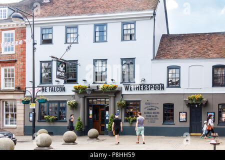 High Wycombe, UK - 3 juin 2018 : Les personnes qui s'approchent de la pub Falcon. Le pub fait partie de la chaîne Wetherspoon. Banque D'Images