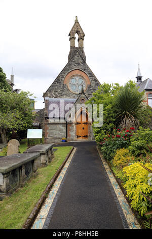 L'église St Augustines au sommet des murs de Derry et remparts entourent le centre-ville de Derry, Irlande du Nord. Banque D'Images