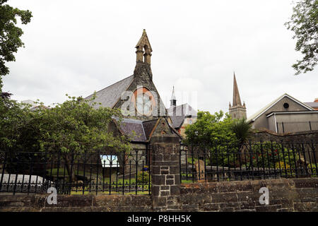 L'église St Augustines au sommet des murs de Derry et remparts entourent le centre-ville de Derry, Irlande du Nord. Banque D'Images