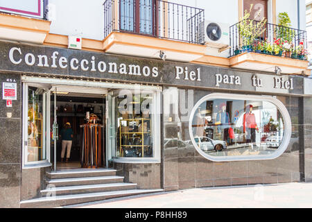 Ubreke, Espagne - 22 juin 2018 : une boutique de cuir sur la rue principale. La ville a une florissante industrie du cuir Banque D'Images