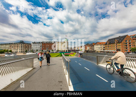 Copenhague, Danemark - 14 juin 2018 : personnes non identifiées sur Inderhavnsbroen bridge à Copenhague, Danemark. Il est piétonnier et cycliste combiné t0 Banque D'Images