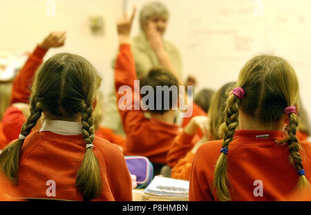 Photo de fichier en date du 03/12/03 montrant les élèves de l'école primaire pendant une leçon. Les écoles anglaises système a vu une plus grande réduction du financement que le pays de Galles au cours des dernières années, selon l'Institute for Fiscal Studies (IFS). Banque D'Images