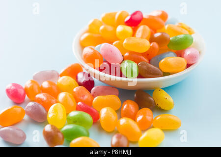 Sweet bonbons haricots dans un bol. Banque D'Images