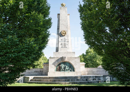 Vue sur le monument commémoratif de guerre soviétique sur la place Szabadság à Budapest, Hongrie Banque D'Images