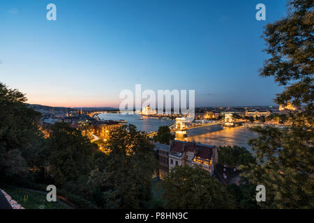 Une vue sur le pont des Chaînes sur le Danube dans la nuit à Budapest, Hongrie Banque D'Images