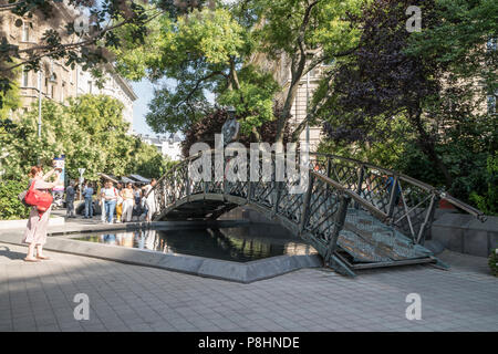 Vue de la statue d'Imre Nagy dans un parc de Budapest Banque D'Images