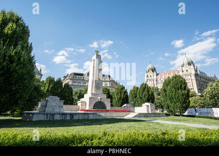 Vue sur le monument commémoratif de guerre soviétique sur la place Szabadság à Budapest, Hongrie Banque D'Images