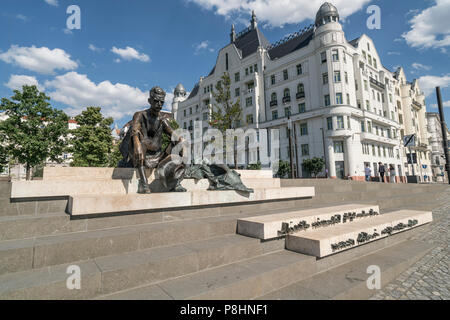 La statue d'Attila József dans Kossuth Square à Budapest, Hongrie Banque D'Images