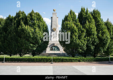 Vue sur le monument commémoratif de guerre soviétique sur la place Szabadság à Budapest, Hongrie Banque D'Images