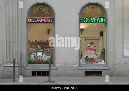 Un magasin de souvenirs pour touristes dans le centre de Budapest, Hongrie Banque D'Images