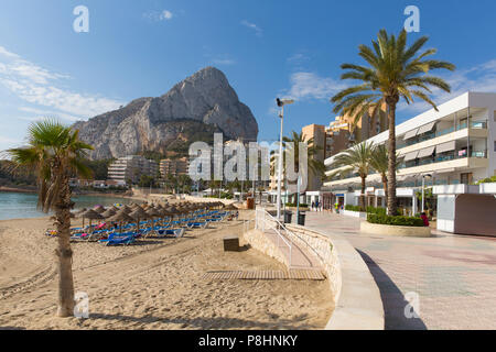 Le CALP Espagne Costa Blanca rock de la plage La Fossa, également connu sous le nom de Penon de Ilfach Banque D'Images