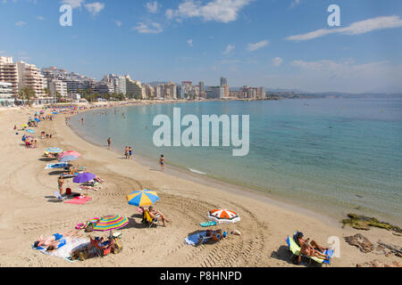 Playa La Fossa Calp Espagne Costa Blanca avec les personnes bénéficiant de l'ensoleillement d'été Banque D'Images