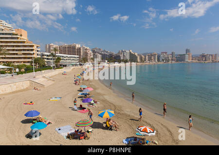 Plage La Fossa Calp Espagne Costa Blanca avec les personnes bénéficiant de l'ensoleillement d'été Banque D'Images