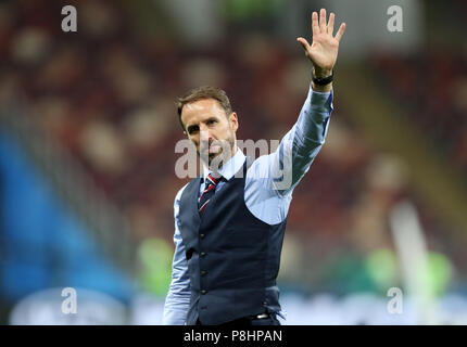 Gestionnaire de l'Angleterre Gareth Southgate wavesto fans après la Coupe du Monde de football, demi-finale match au stade Luzhniki de Moscou. ASSOCIATION DE PRESSE Photo. Photo date : mercredi 11 juillet 2018. Voir histoire de PA WORLDCUP la Croatie. Crédit photo doit se lire : Owen Humphreys/PA Wire. RESTRICTIONS : un usage éditorial uniquement. Pas d'utilisation commerciale. Aucune utilisation avec tout tiers non officiels logos. Pas de manipulation d'images. Pas d'émulation vidéo. Banque D'Images