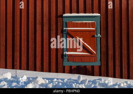 Fermé les stores de cabine en bois rouge en hiver la neige, la texture en forme de Z Banque D'Images