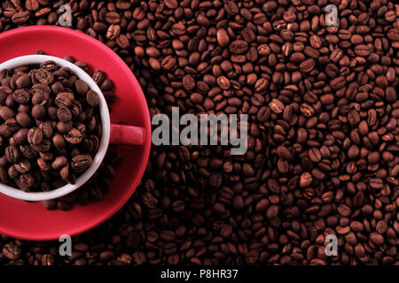 Tasse de café rouge rempli de fèves grillées Banque D'Images