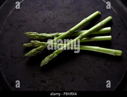 Les frais d'asperge posée sur la plaque de métal Banque D'Images