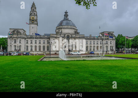 Cardiff, Pays de Galles -nMay 20, 2017 : Hôtel de Ville avec voitures de mariage en attente devant ce bâtiment majestueux Banque D'Images