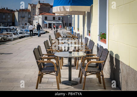 Tables et chaises vides d'un café en Opatija (Croatie) Banque D'Images